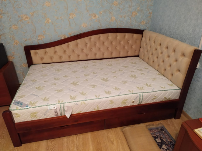 Кровать с мягким изголовьем из натурального дерева Вероника Soft-M , массив сосны , цвет красно-коричневый 3. Изделие укомплектовано матрасом с ортопедическим эффектом.